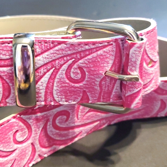 BNWOT Woman/Girls belt pink white abstract design. - Picture 2 of 5